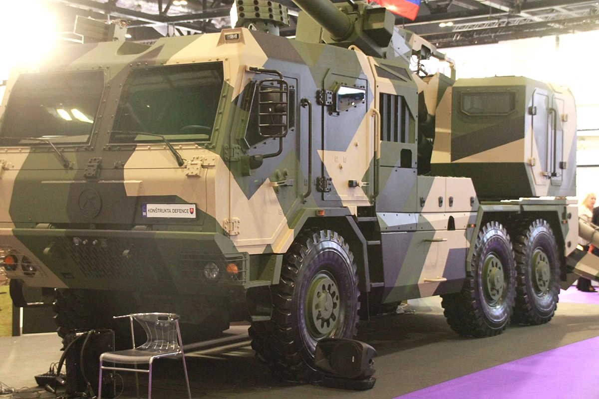 Se ha diseñado el conjunto sobre un chasis Tatra 6x6 con cabina blindada que aporta protección y buena movilidad táctica. Foto: Octavio Díez Cámara